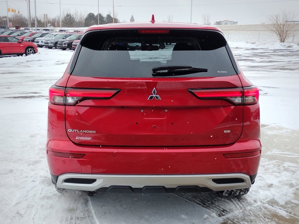 Used 2024 Mitsubishi Outlander SE Black Edition image 6