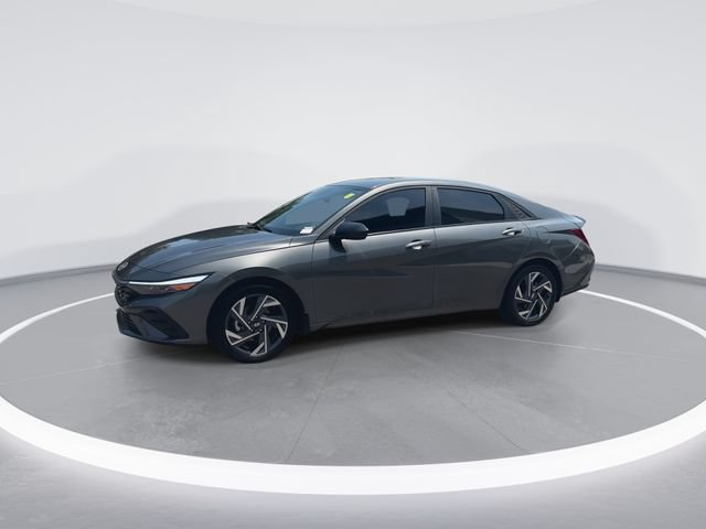 Certified 2025 Hyundai Elantra Sport FWD image 4