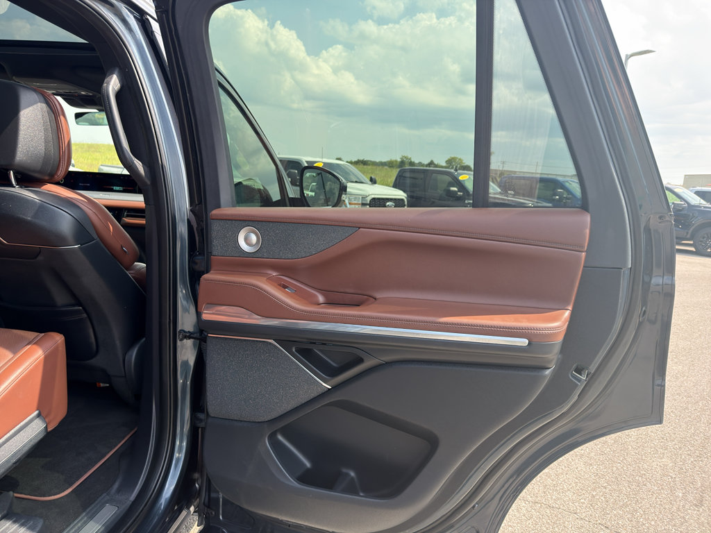 Used 2025 Lincoln Navigator Reserve AWD/4WD image 21