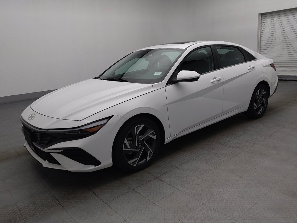 Used 2025 Hyundai Elantra SEL FWD image 2