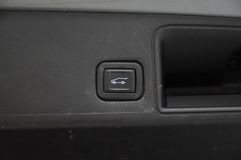 Used 2024 GMC Terrain SLE w/ Driver Convenience Package FWD image 10