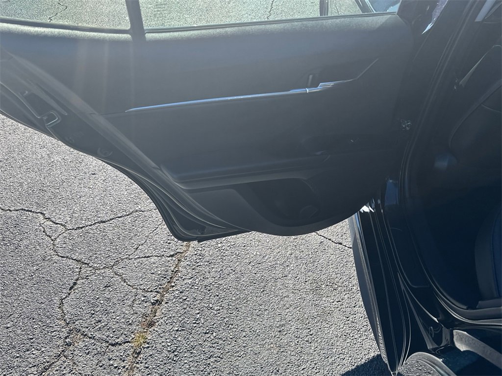 Used 2020 Toyota Camry SE w/ Sunroof Package image 21