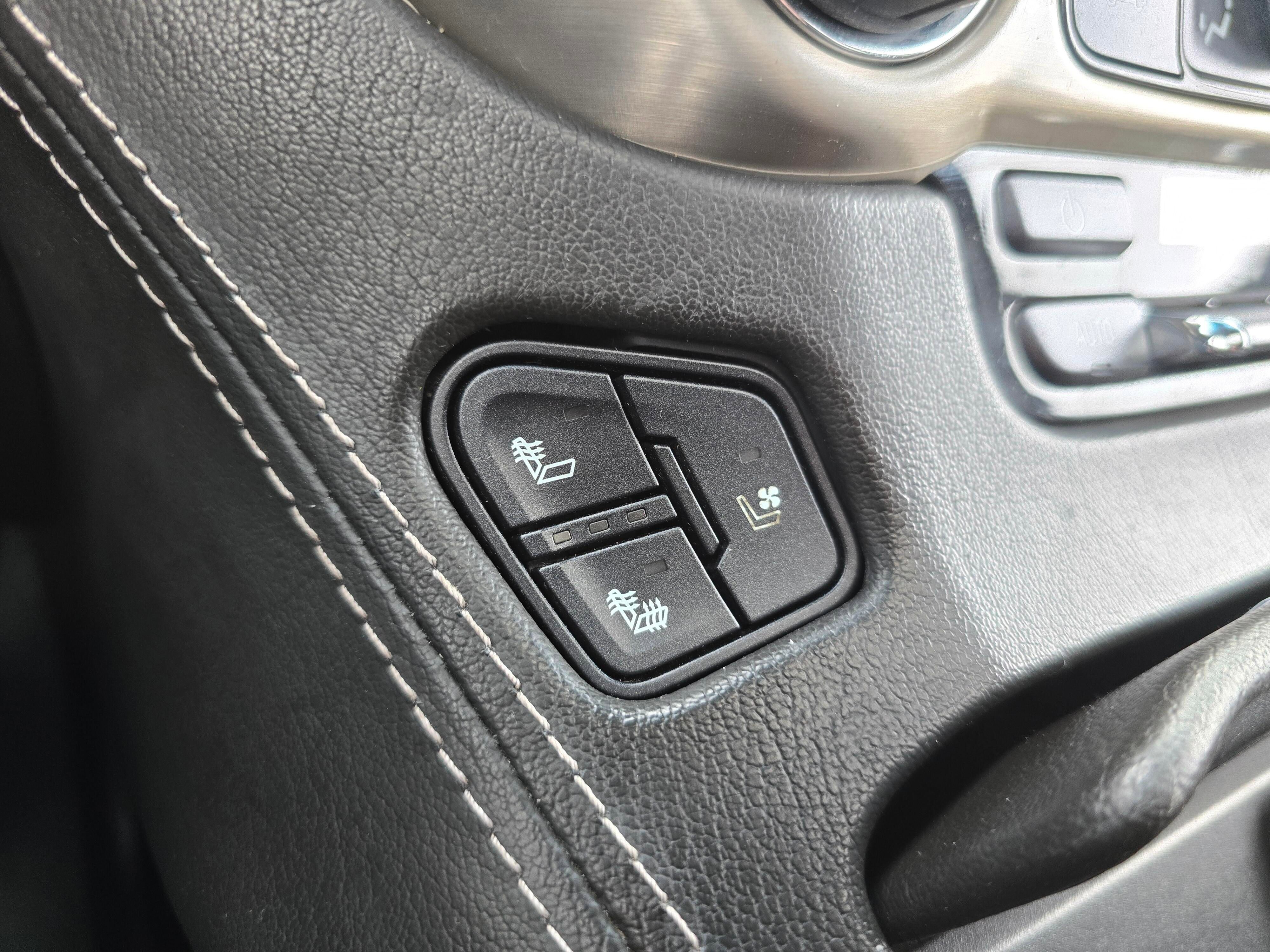 Used 2020 GMC Yukon XL Denali w/ Denali Premium Package image 19