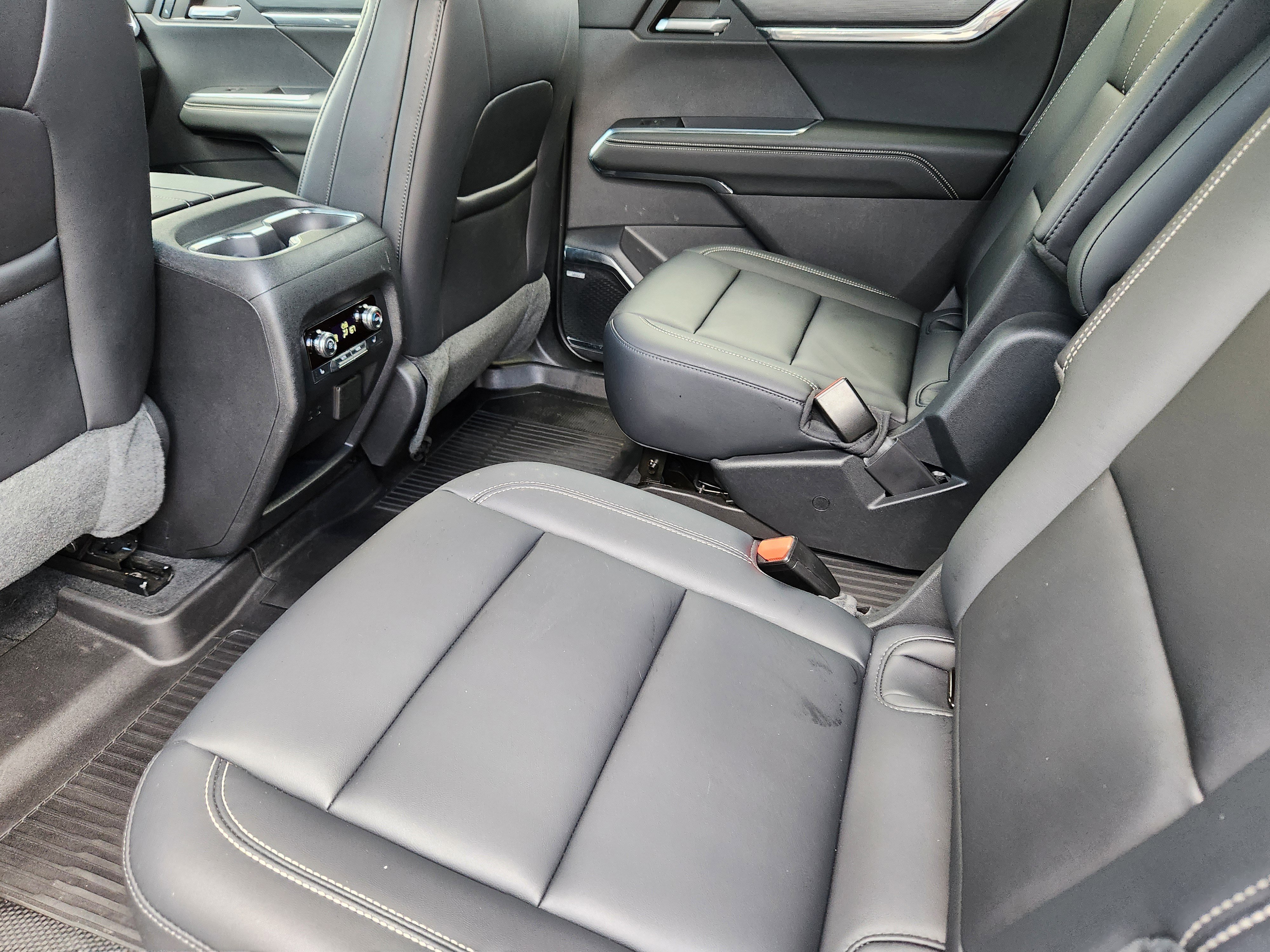 Used 2024 GMC Acadia Elevation w/ Luxury Package image 9