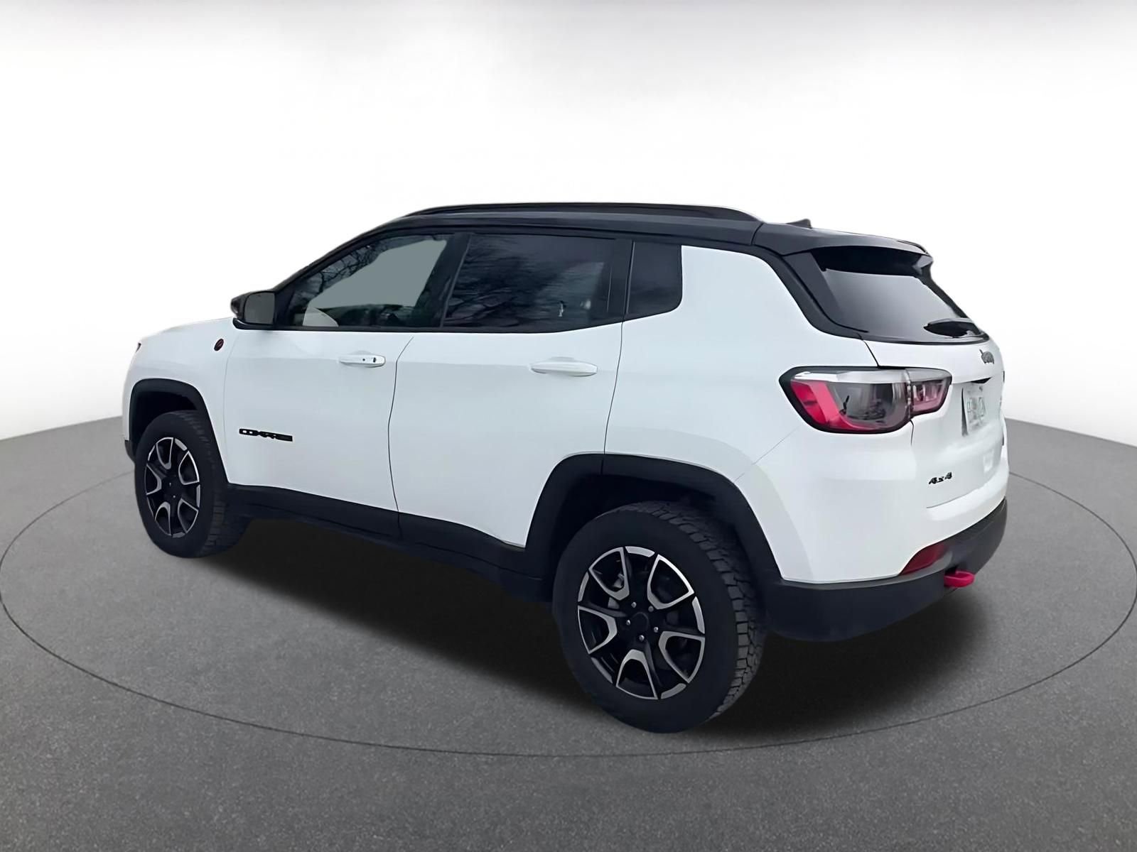 Used 2025 Jeep Compass Trailhawk image 10