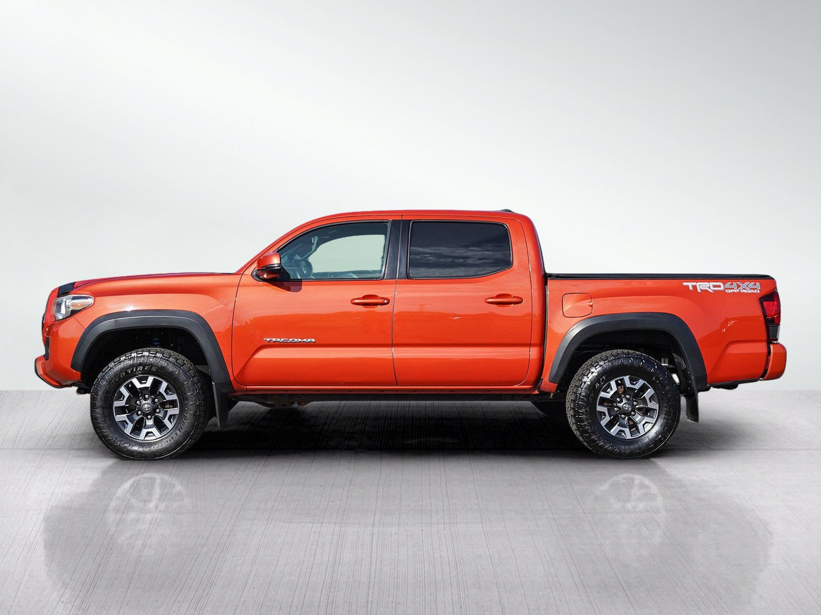 Used 2018 Toyota Tacoma TRD Off-Road w/ Technology Package AWD/4WD image 2