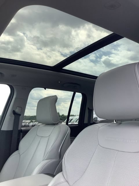 Certified 2023 Jeep Grand Cherokee Overland w/ Luxury Tech Group IV AWD/4WD image 18