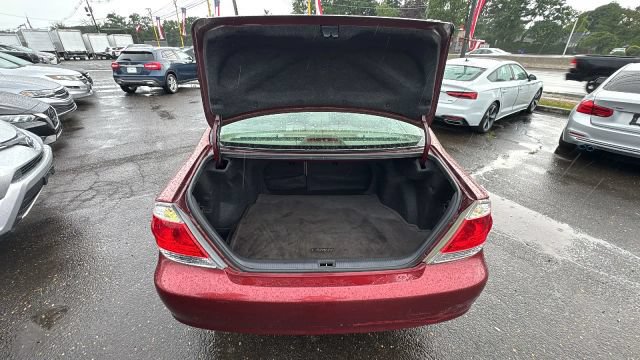 Used 2005 Toyota Camry XLE w/ VSC & Side Airbag Pkg FWD image 16