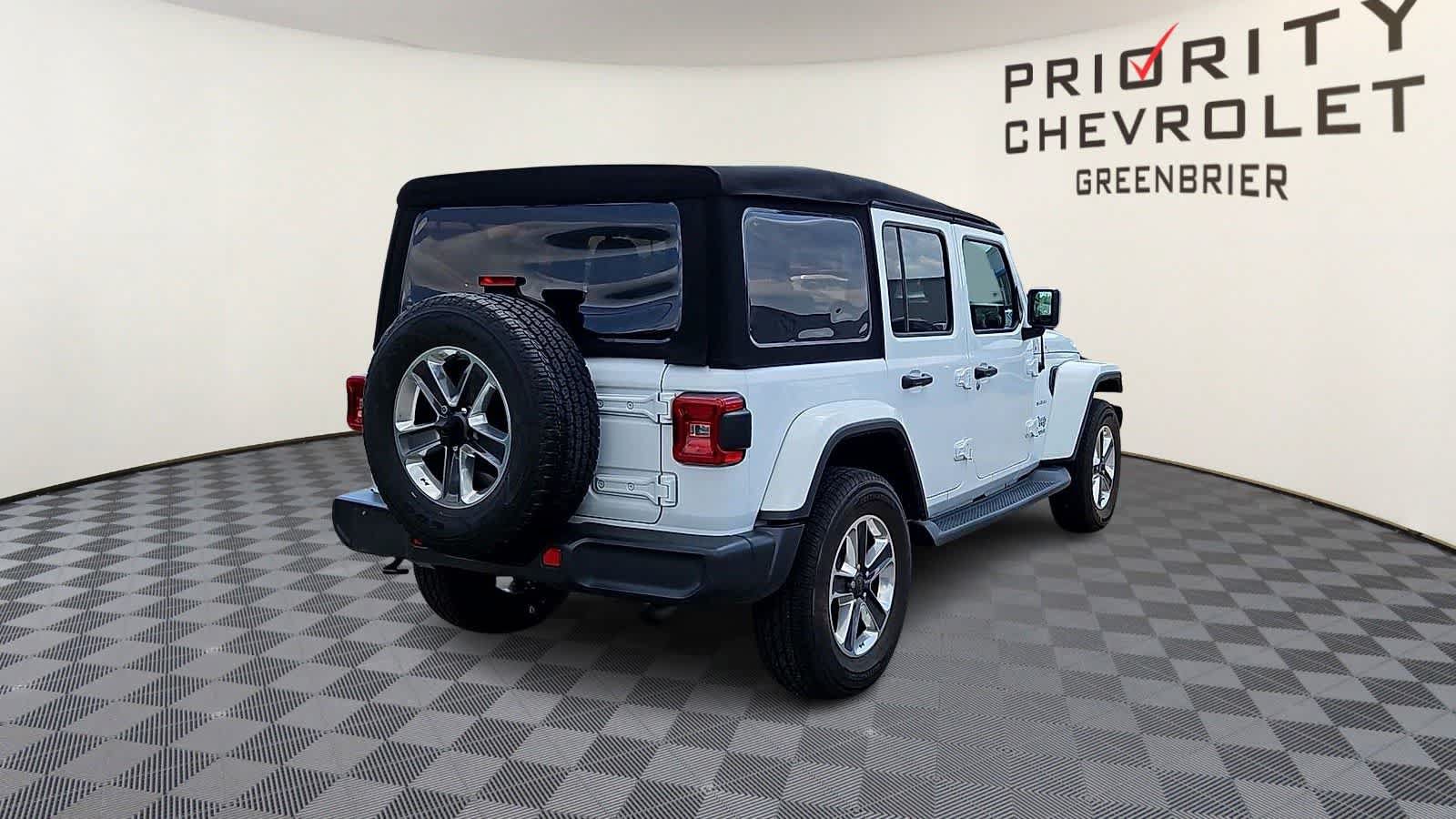Used 2018 Jeep Wrangler Unlimited Sahara AWD/4WD image 8