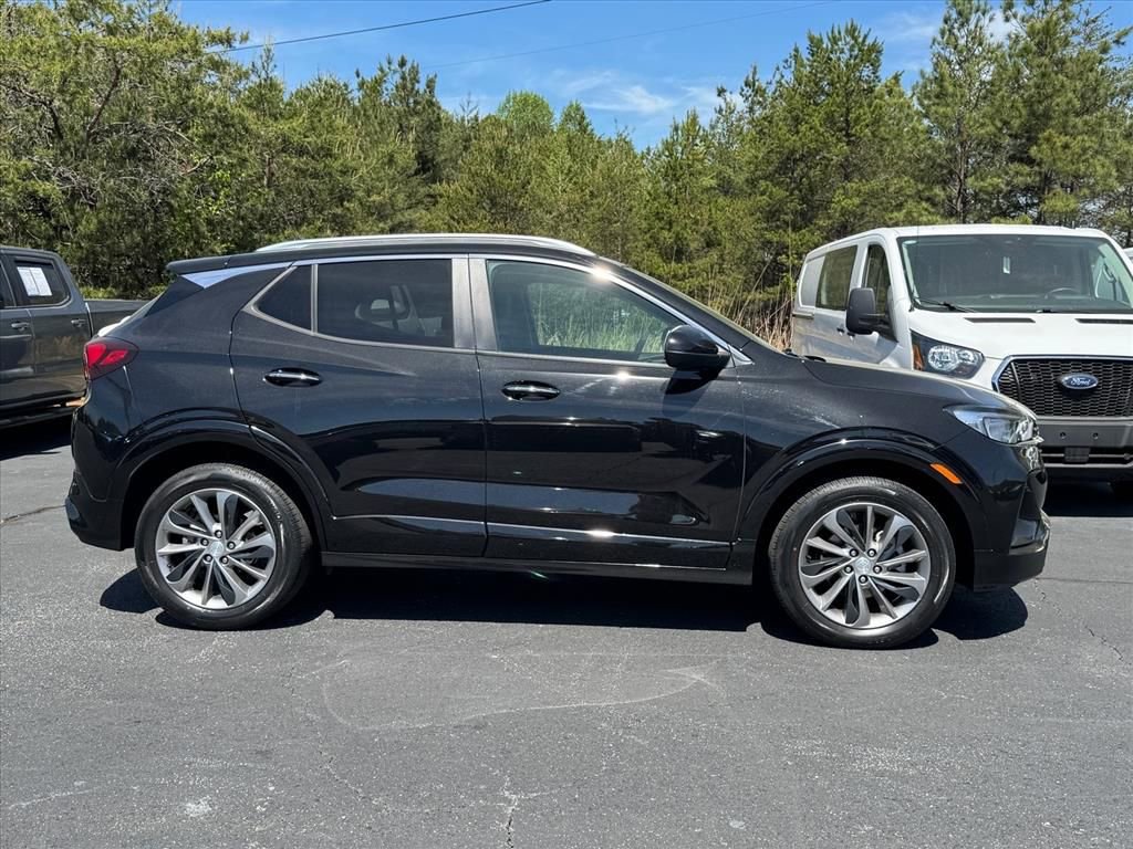 Used 2022 Buick Encore GX Select w/ Sport Touring Package FWD image 2
