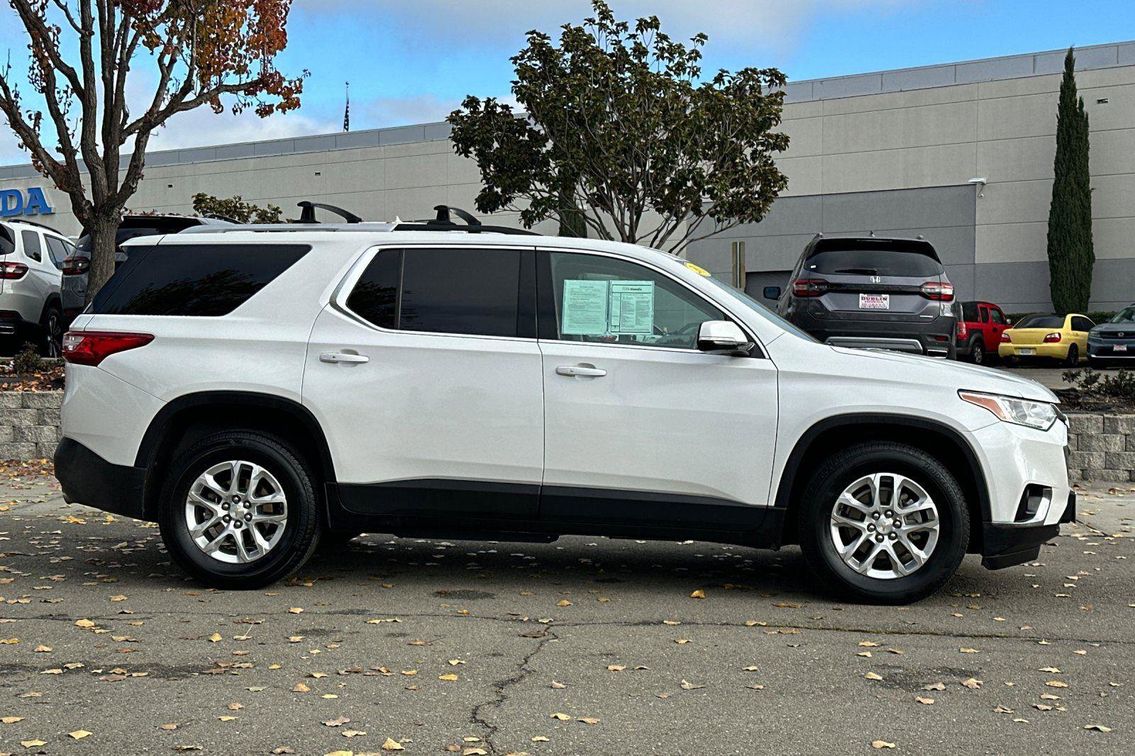 Used 2018 Chevrolet Traverse LT image 3