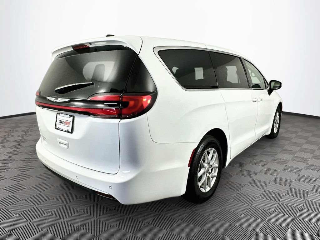 Certified 2023 Chrysler Pacifica Touring-L FWD image 11