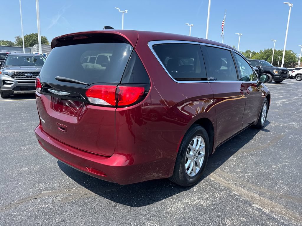 Used 2023 Chrysler Voyager LX FWD image 7