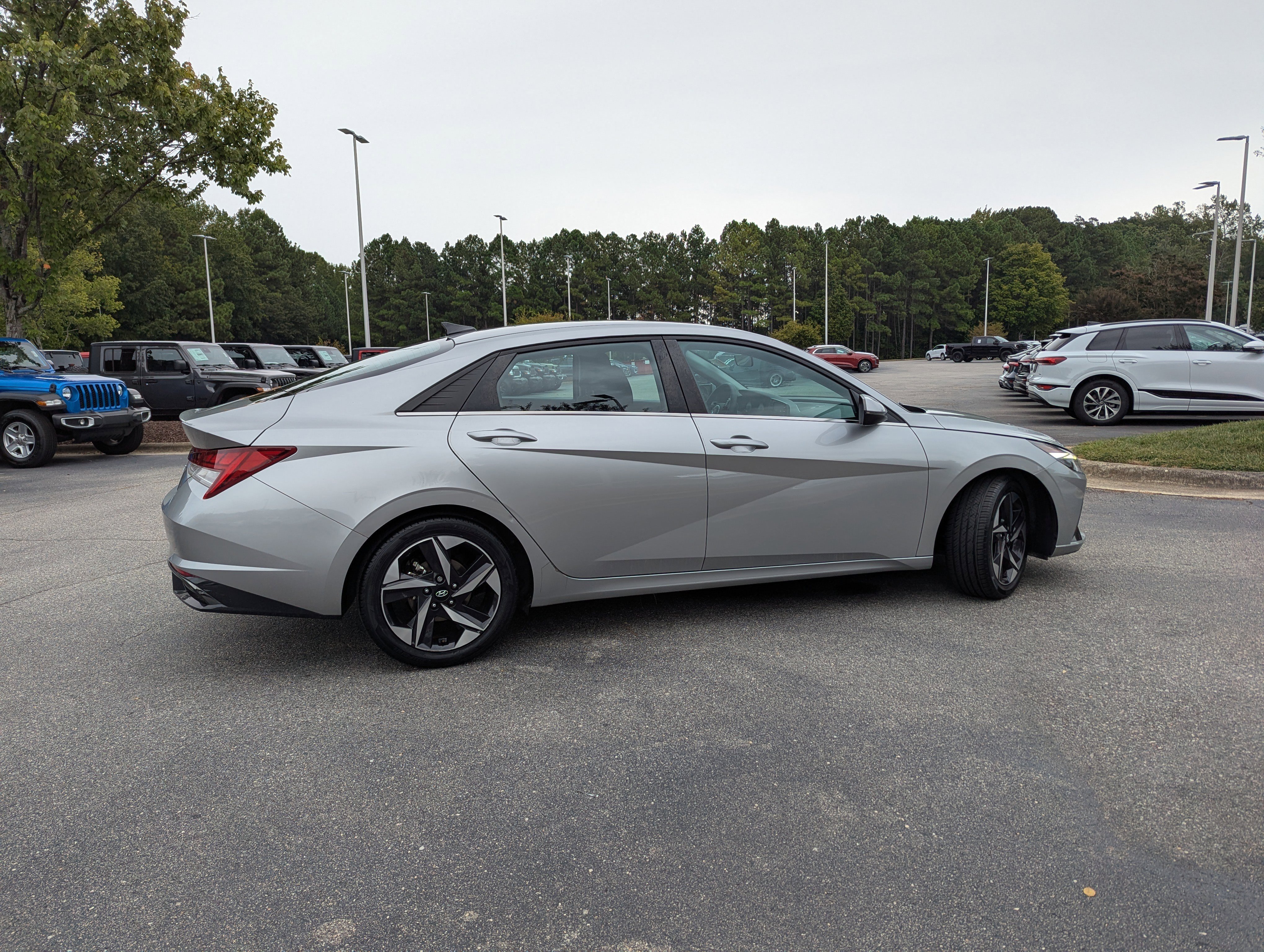 Used 2021 Hyundai Elantra SEL w/ Convenience + Premium Package image 4