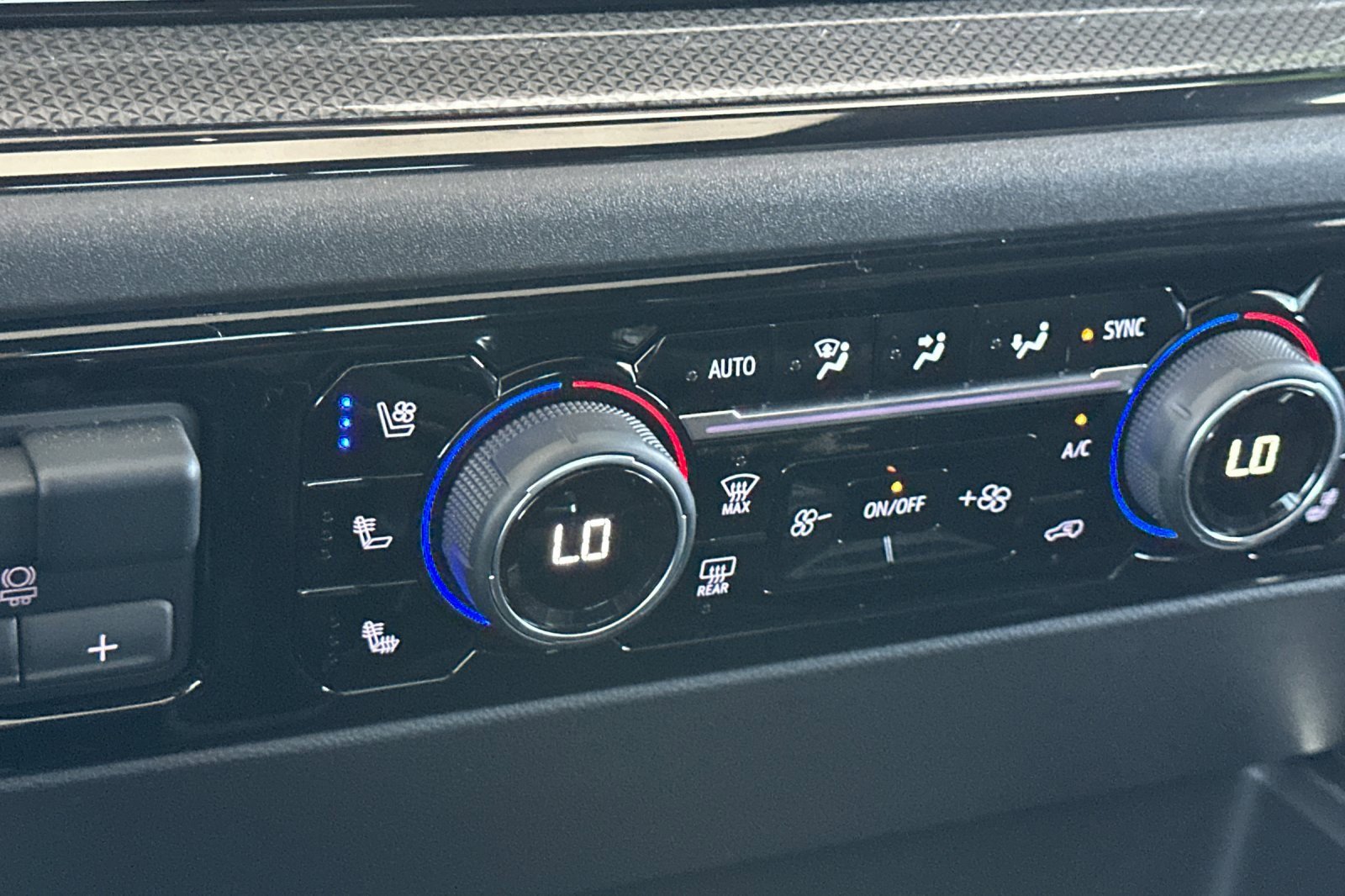 Used 2025 Chevrolet Silverado 1500 ZR2 w/ Technology Package image 30