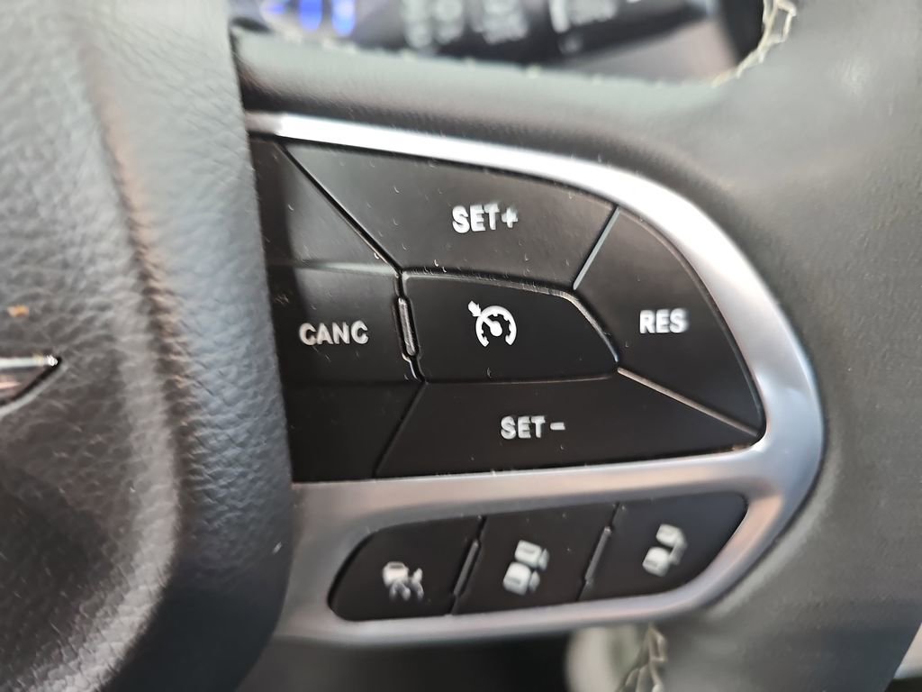Used 2023 Chrysler Pacifica Touring-L FWD image 18