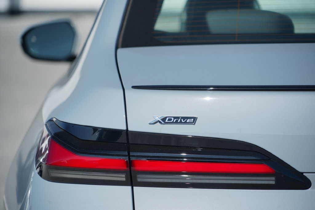 New 2026 BMW 750e xDrive w/ Premium Package AWD/4WD image 9