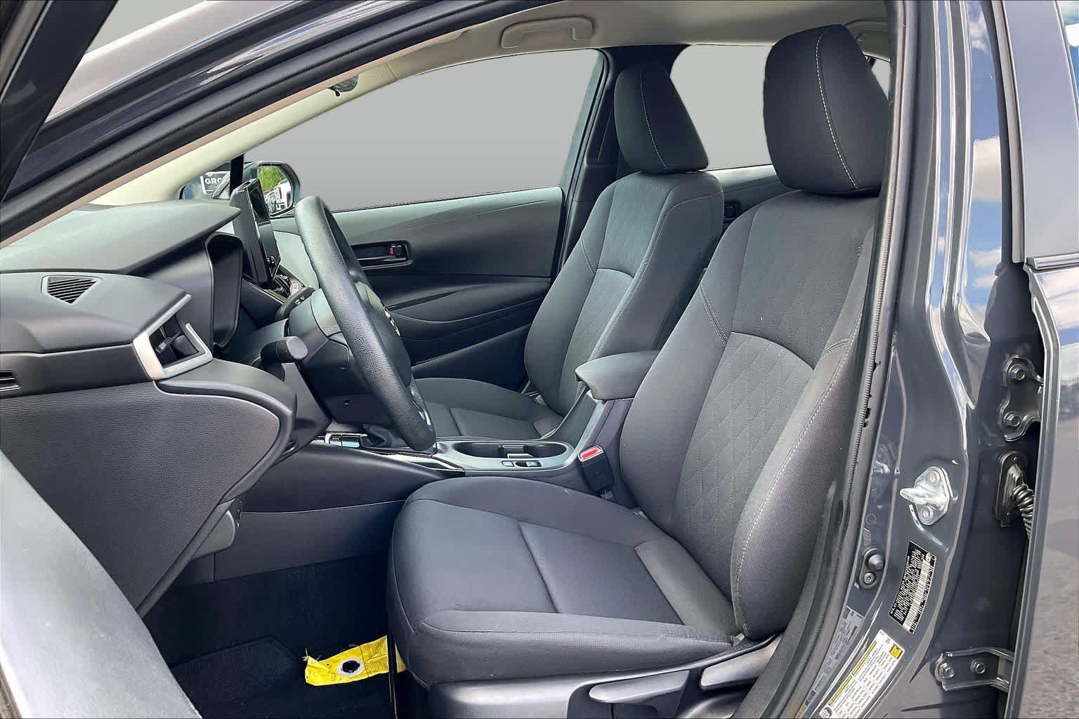 Used 2025 Toyota Corolla LE FWD image 8