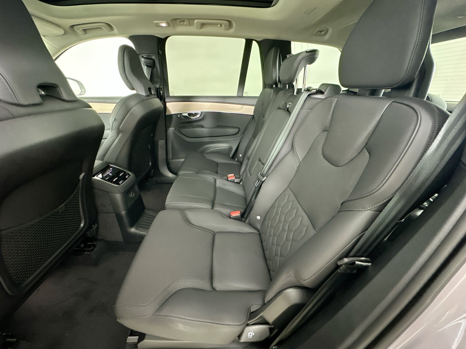 New 2026 Volvo XC90 T8 Plus w/ Protection Package Premier AWD/4WD image 37