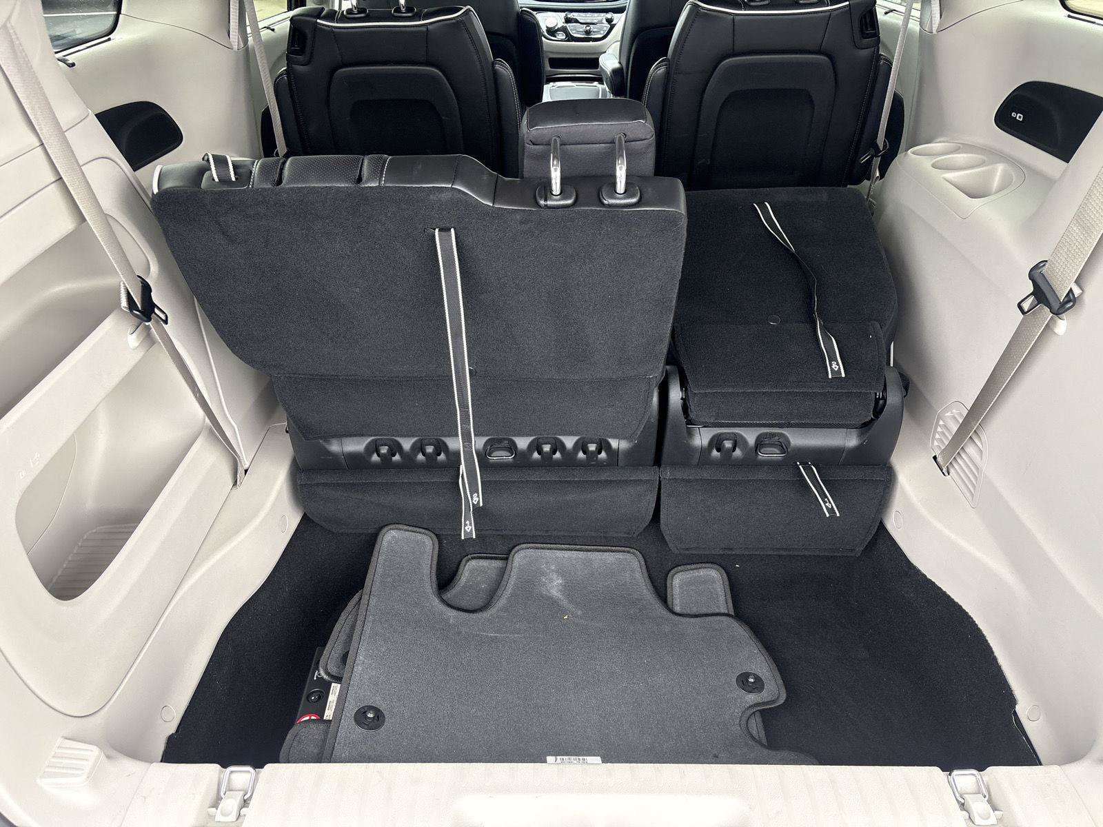 Used 2023 Chrysler Pacifica Limited FWD image 12