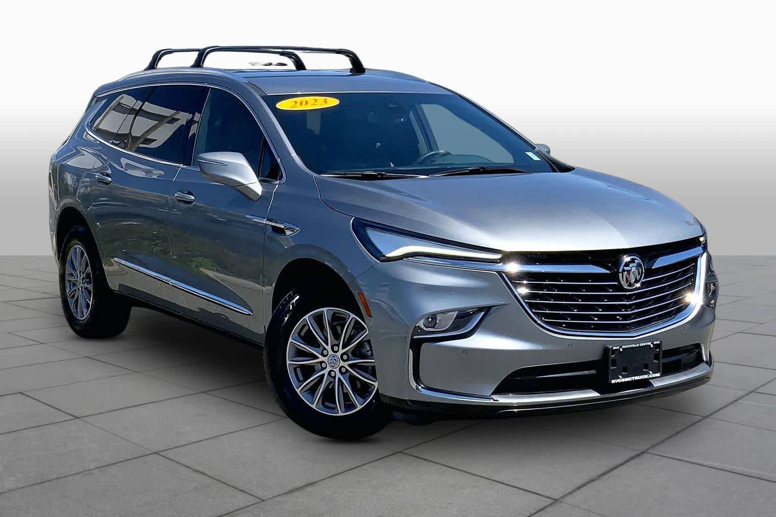 Used 2023 Buick Enclave Essence AWD/4WD image 3