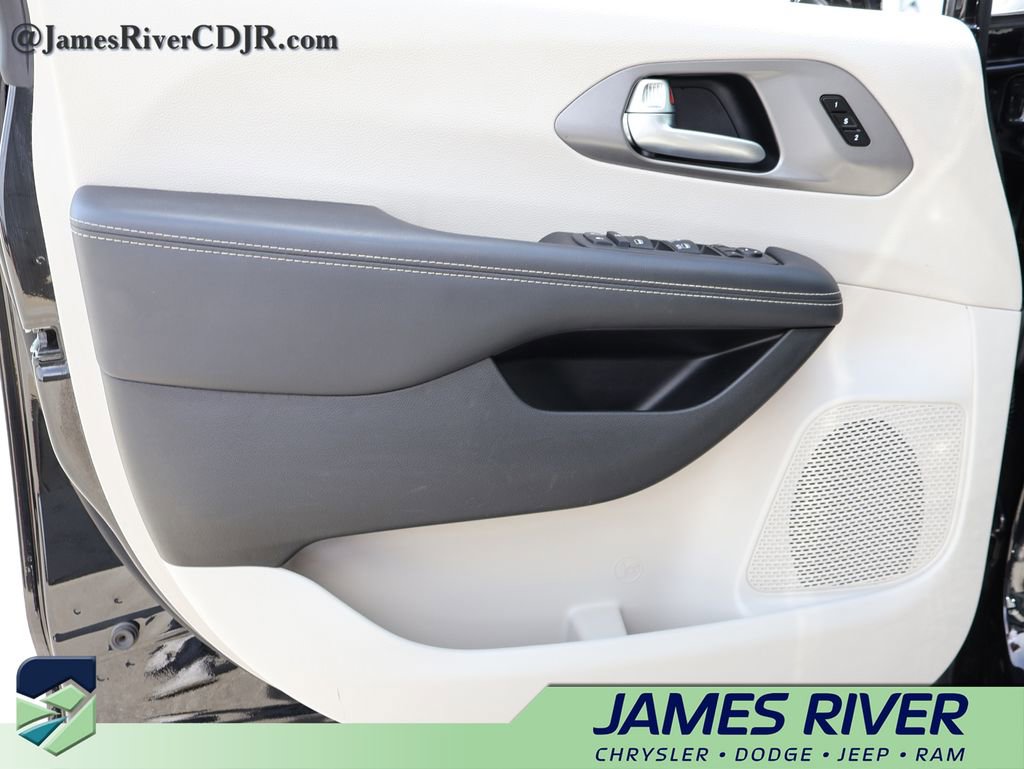 Used 2024 Chrysler Pacifica Touring-L image 20