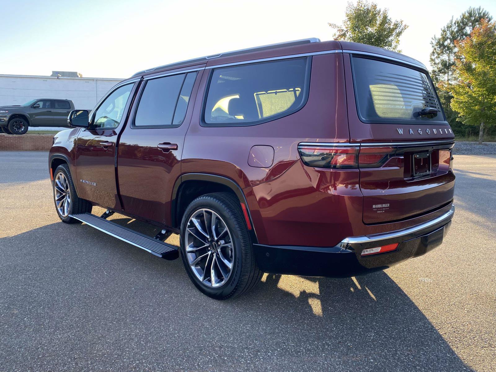 Used 2025 Jeep Wagoneer Series III w/ Premium Group I AWD/4WD image 7