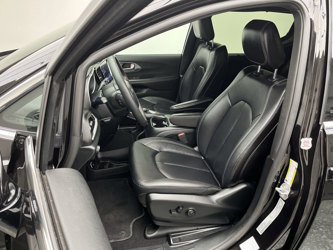 Used 2025 Chrysler Pacifica Select FWD image 8