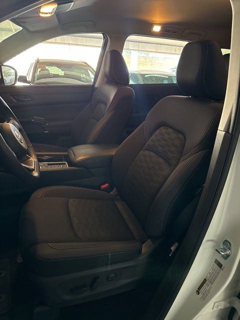 Used 2025 Nissan Pathfinder SV FWD image 5