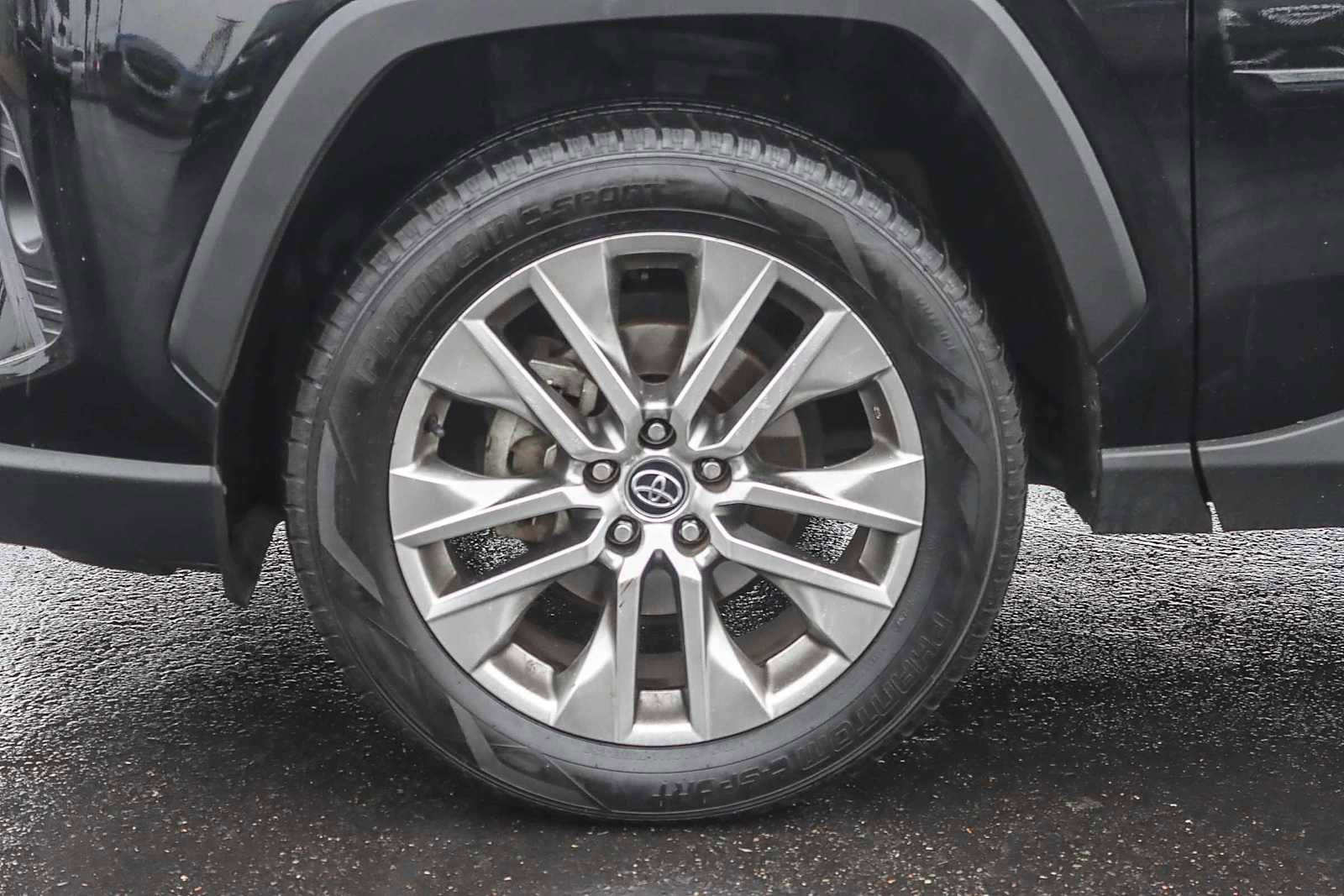 Used 2021 Toyota RAV4 XLE Premium image 9