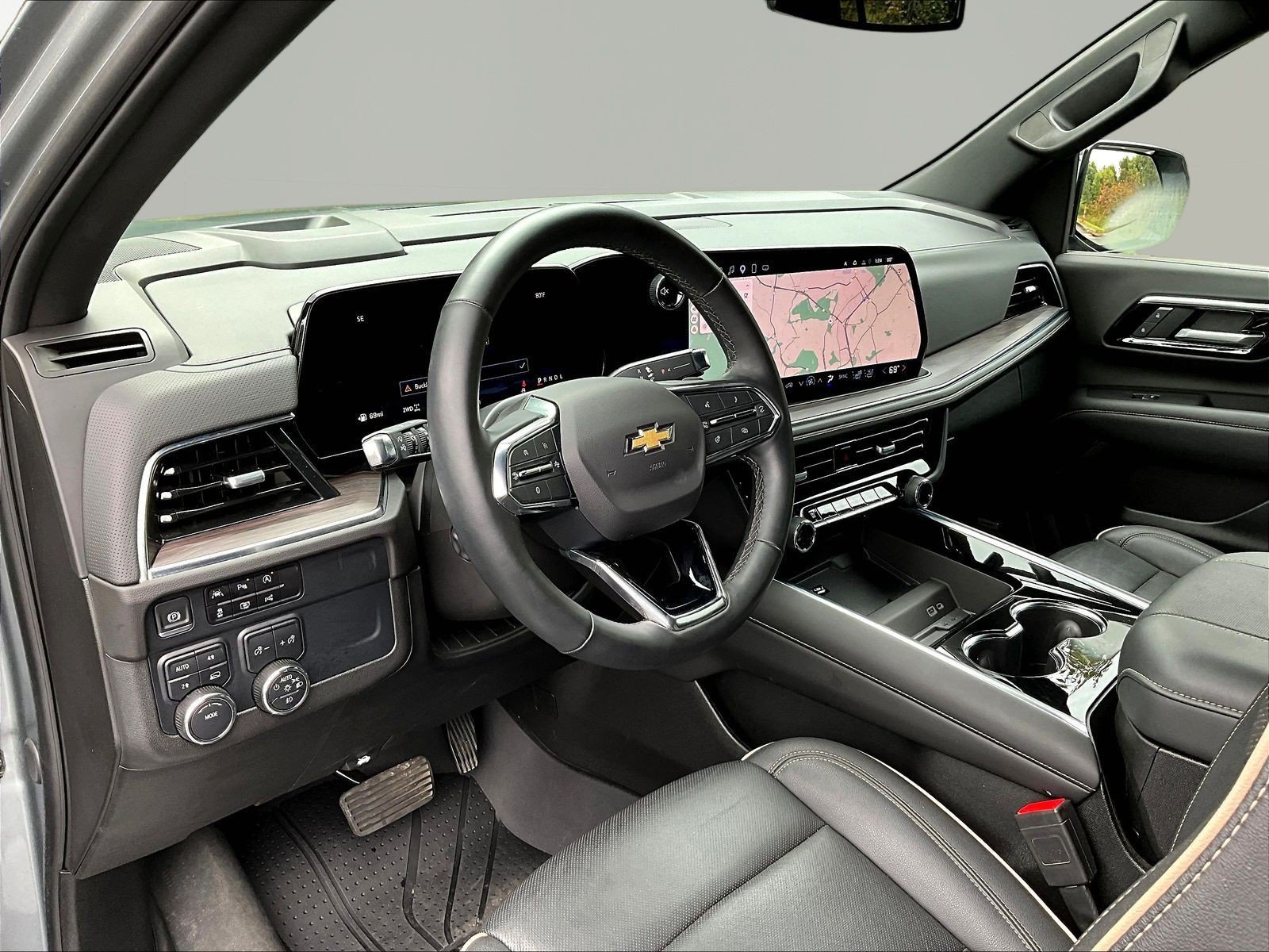 Used 2025 Chevrolet Suburban Premier AWD/4WD image 17