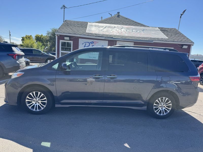 Used 2020 Toyota Sienna XLE w/ XLE Navigation Package FWD image 3