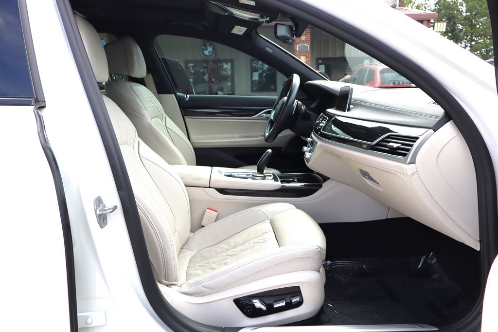 Used 2020 BMW 740i w/ M Sport Package RWD image 23