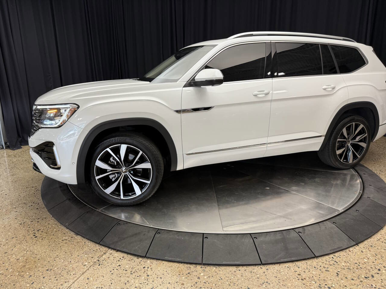 Used 2024 Volkswagen Atlas SEL Premium R-Line image 16