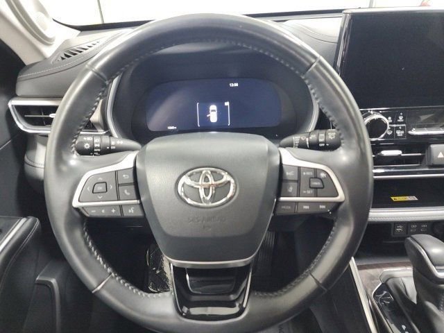 Used 2023 Toyota Highlander Limited image 24