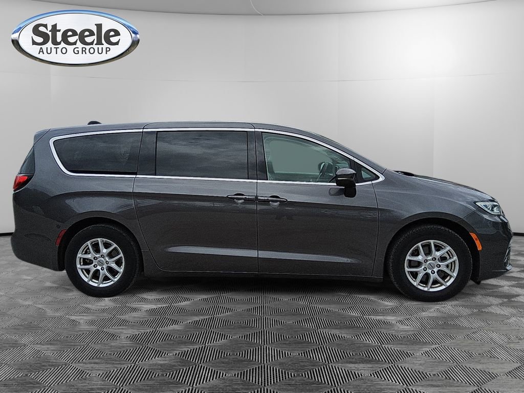 Used 2023 Chrysler Pacifica Touring-L image 6