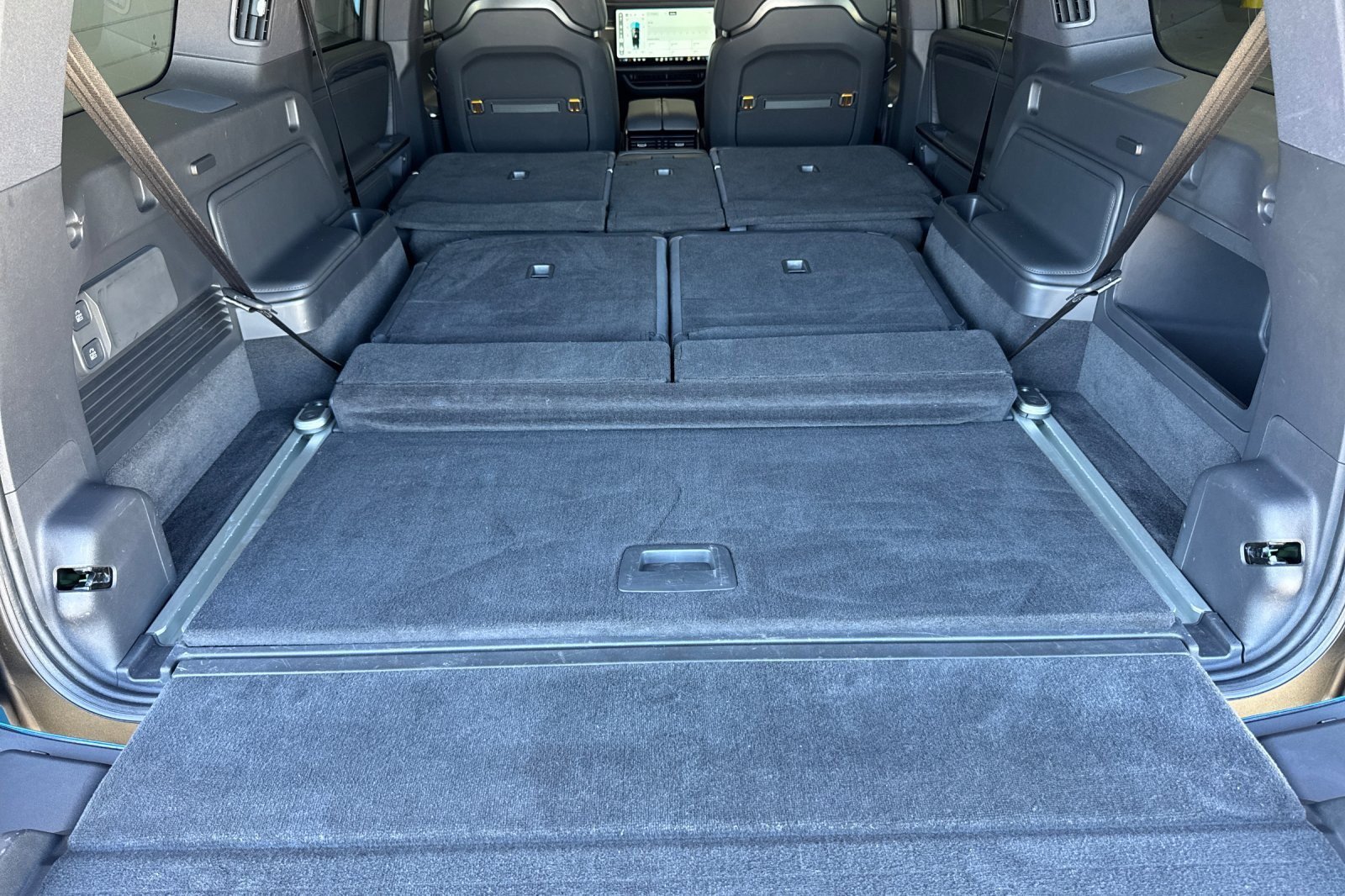 Used 2025 Rivian R1S Adventure Dual AWD/4WD image 15