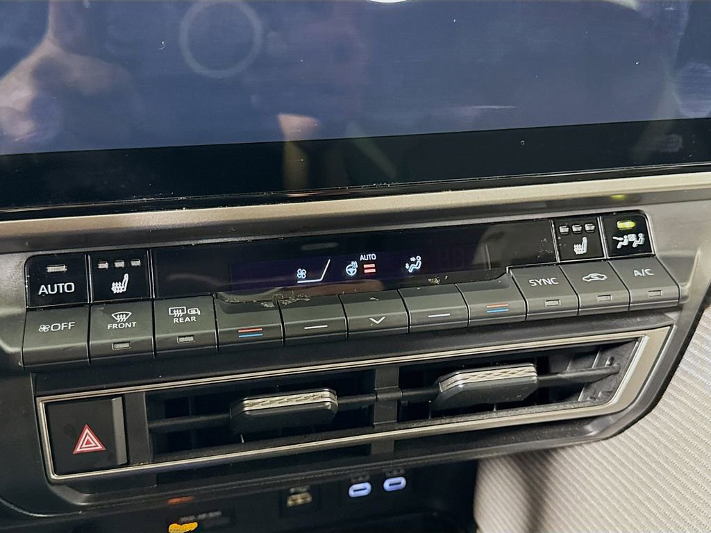 Used 2025 Toyota Camry SE w/ Multimedia Upgrade Package AWD/4WD image 18