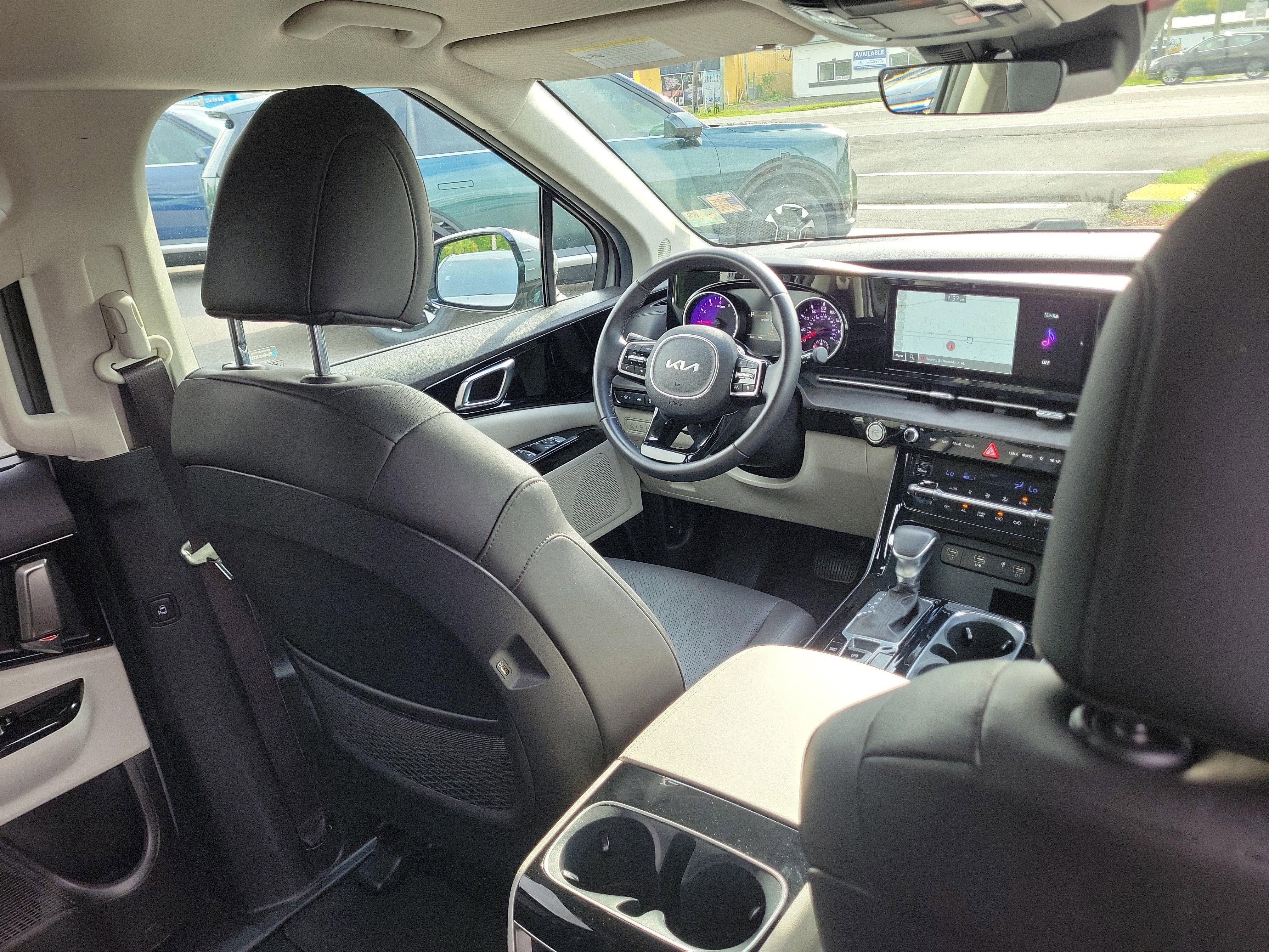 Used 2023 Kia Carnival EX FWD image 13