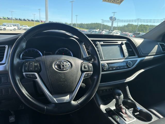Used 2019 Toyota Highlander SE AWD/4WD image 10