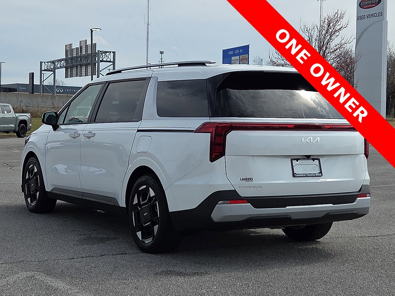 Used 2025 Kia Carnival EX image 4