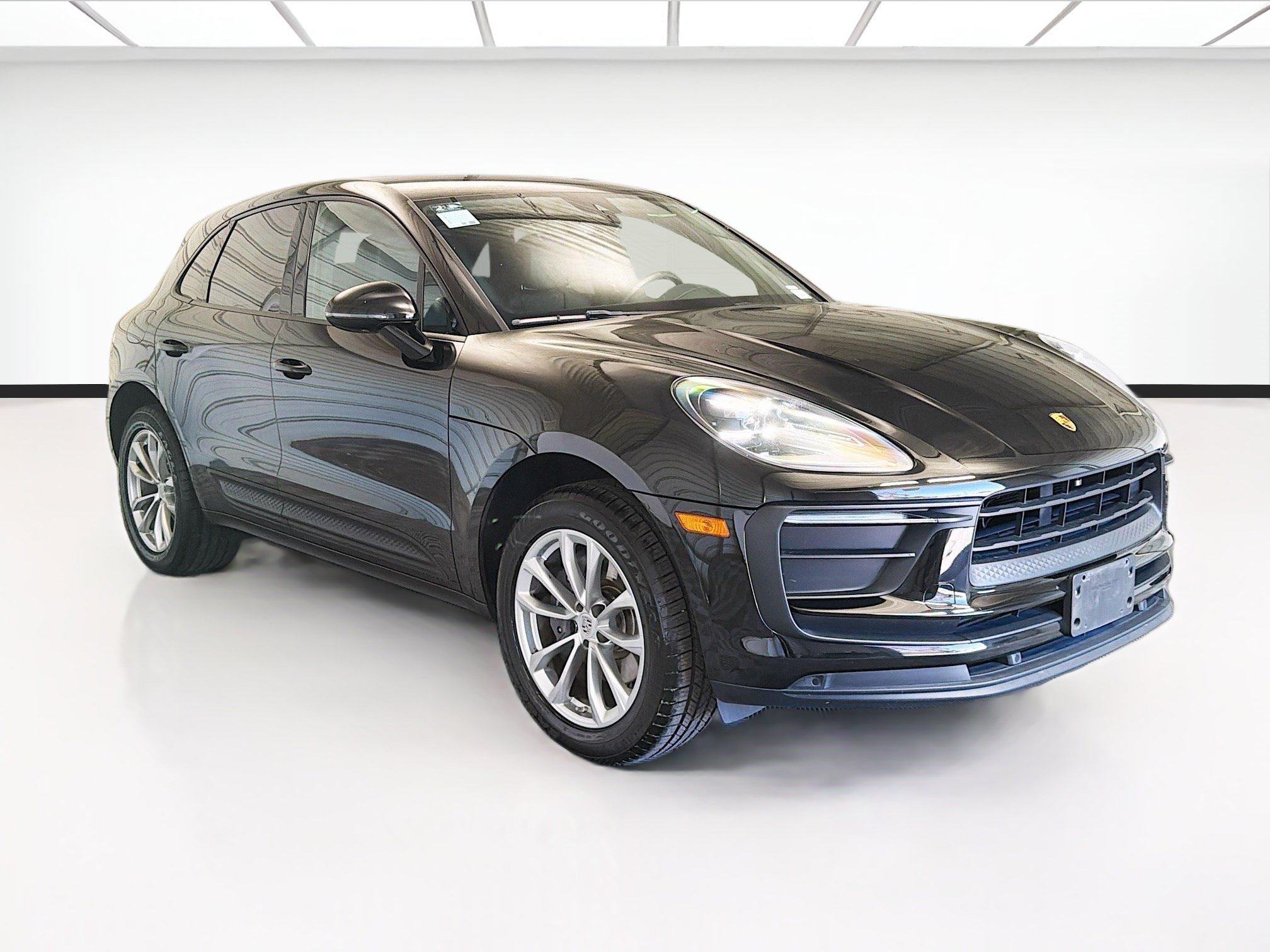 Used 2022 Porsche Macan AWD/4WD image 3
