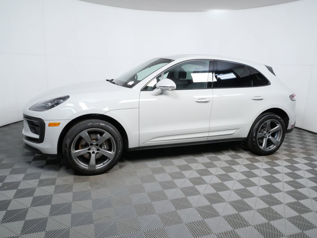 Certified 2024 Porsche Macan image 2