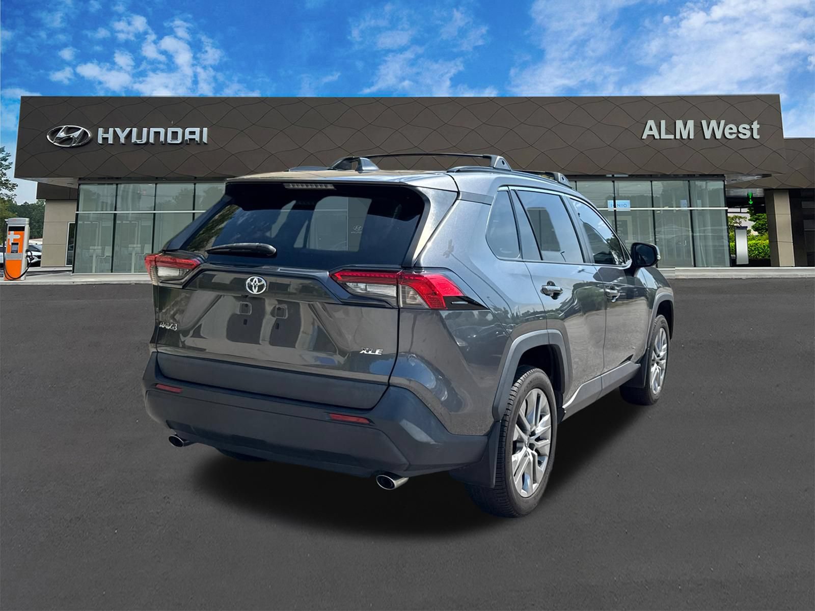 Used 2022 Toyota RAV4 XLE Premium FWD image 5