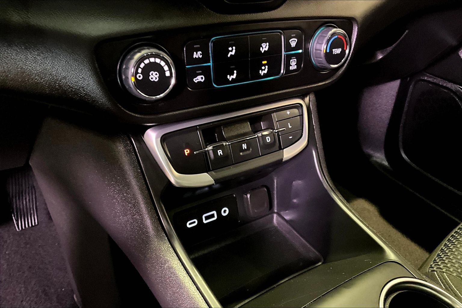 Used 2024 GMC Terrain SLE FWD image 16