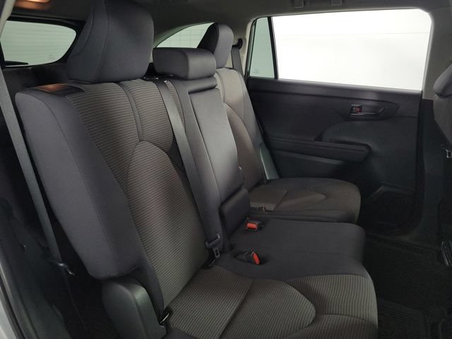 Used 2024 Toyota Highlander LE FWD image 17