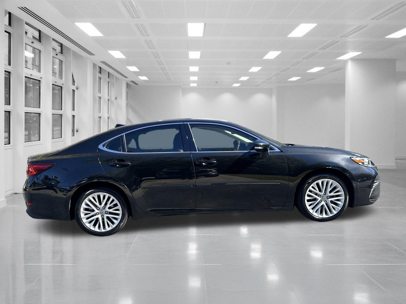 Used 2017 Lexus ES 350 w/ Ultra Luxury Package FWD image 4