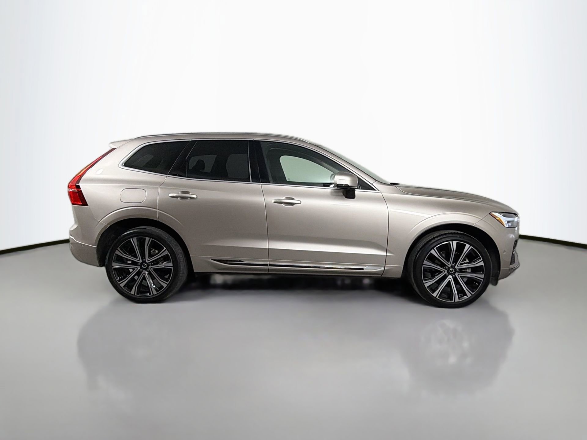 Certified 2023 Volvo XC60 B5 Ultimate w/ Climate Package AWD/4WD image 5