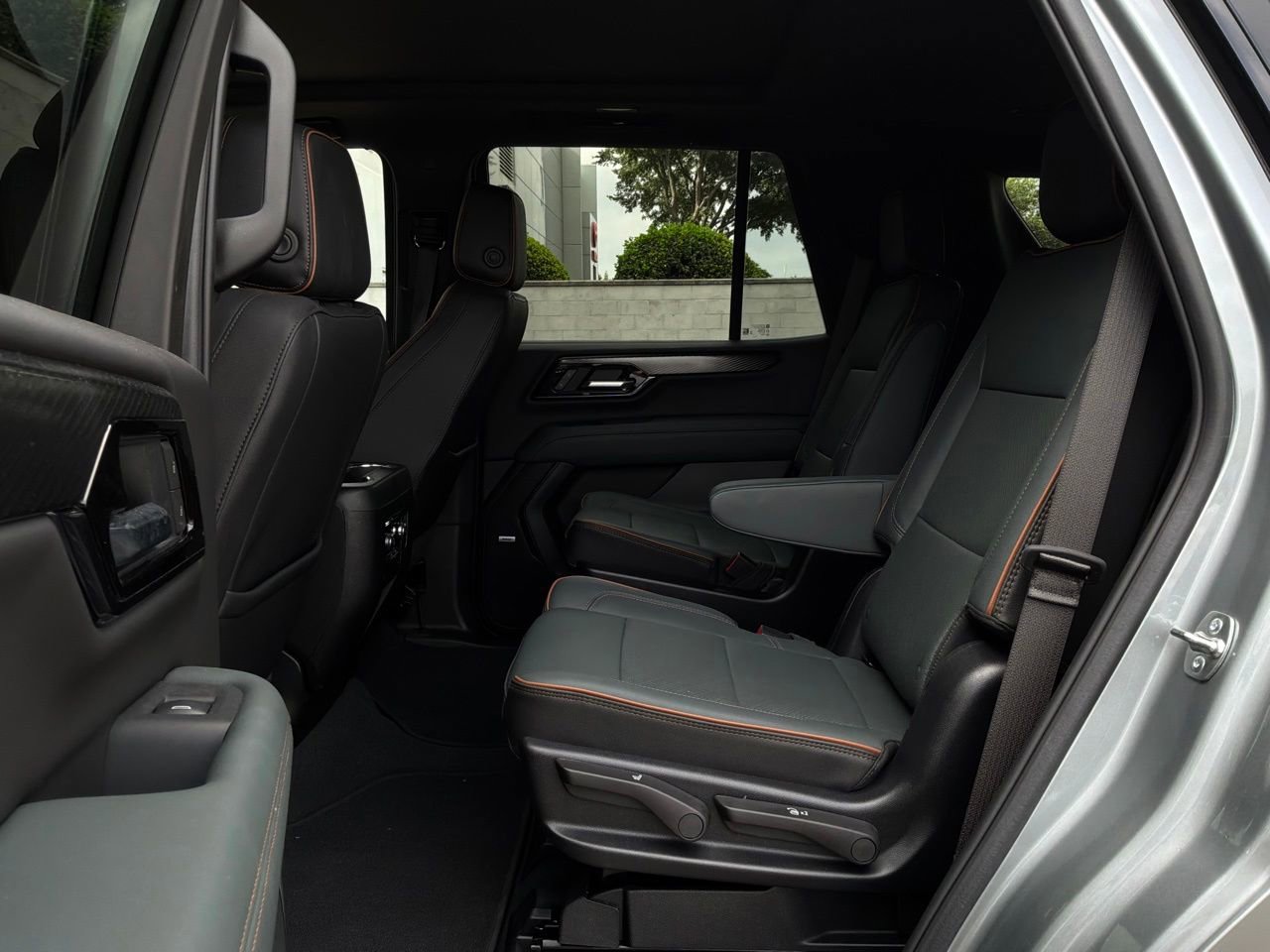 Used 2025 GMC Yukon AT4 w/ AT4 Premium Package AWD/4WD image 14
