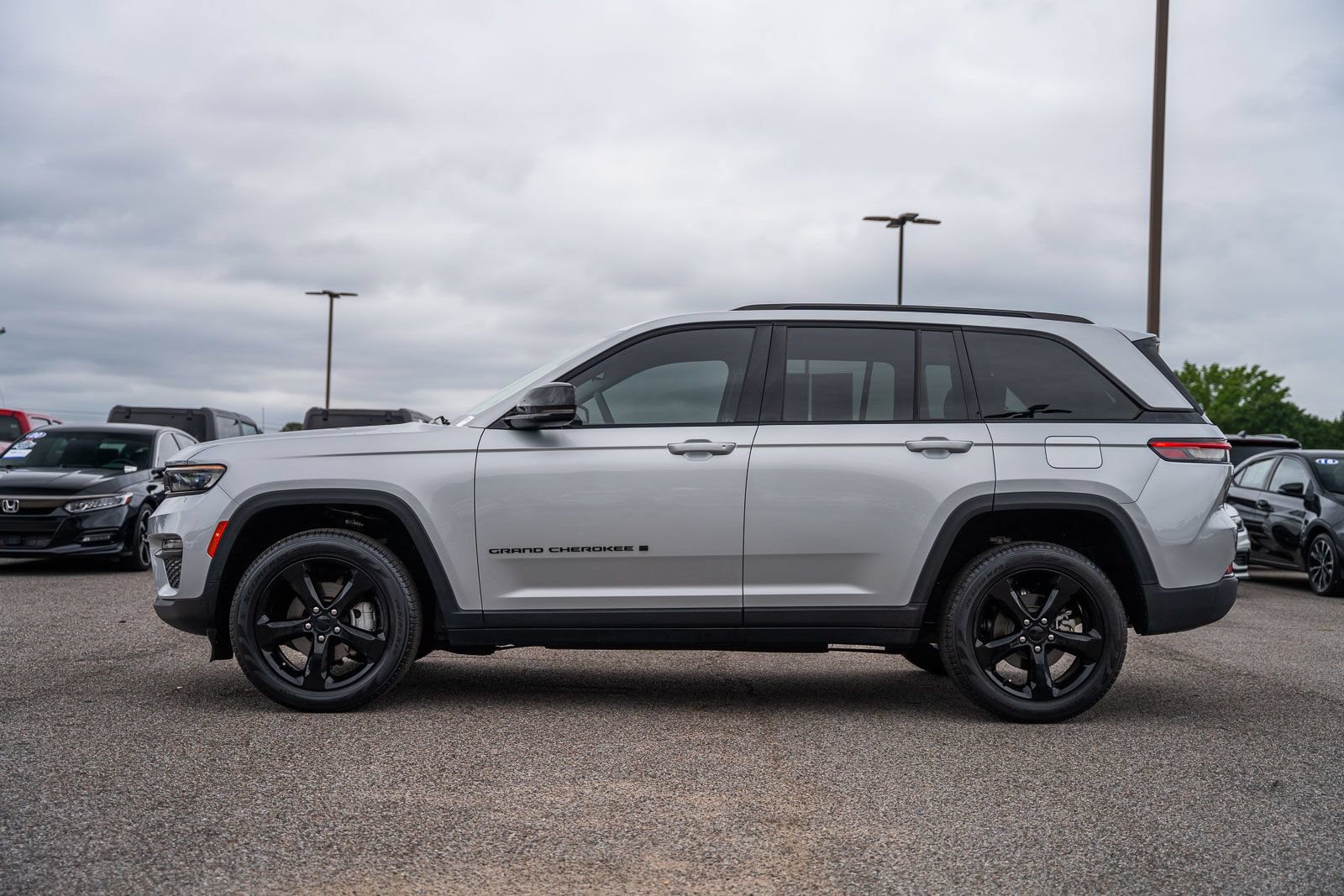 Used 2023 Jeep Grand Cherokee Limited w/ Black Appearance Package AWD/4WD image 5